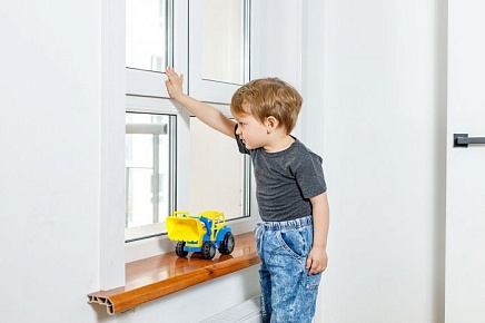 Шесть правил, чтобы ребенок не выпал из окна